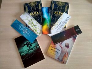 Varios libros de Caryanna Reuven en una mesa: dos ejemplares de 