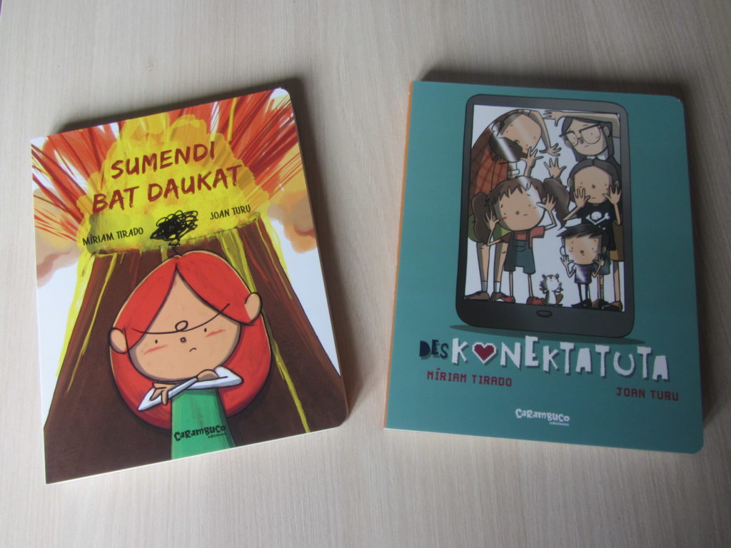 «Sumendi bat daukat» eta «Deskonektatuta» liburuen argazkia.